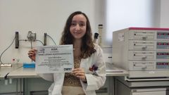 La barbanzana con su diploma en la mano en el laboratorio de la facultad de Veterinaria de la UM