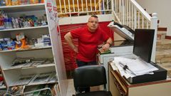 Fernando Iglesias, due�o de Baroja, apoyado sobre la fotocopiadora de su librer�a