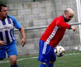 El ariete Urbieta, con el bal�n, marc� dos goles al Baio.