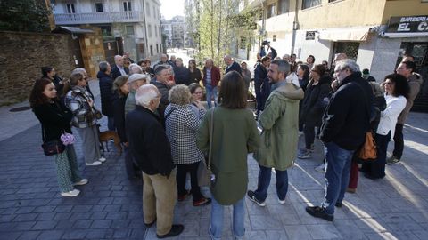 Reunión de Rubén Arroxo con los vecinos del Carril dos Loureiros, calle que se ha peatonalizado