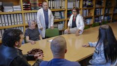 La presidenta de Asfedro, Sari Alabau, el psiclogo Gerardo Sabio y la trabajadora social Elena Insua, ayer, con dos de los adictos que han logrado rehabilitarse y la pareja de uno de ellos, Jessica, que ha sido un apoyo crucial
