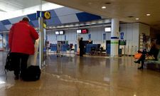 Actividad en el aeropuerto de Alvedro, ayer, tercer d�a de huelga de Iberia, sobre la una de la tarde.