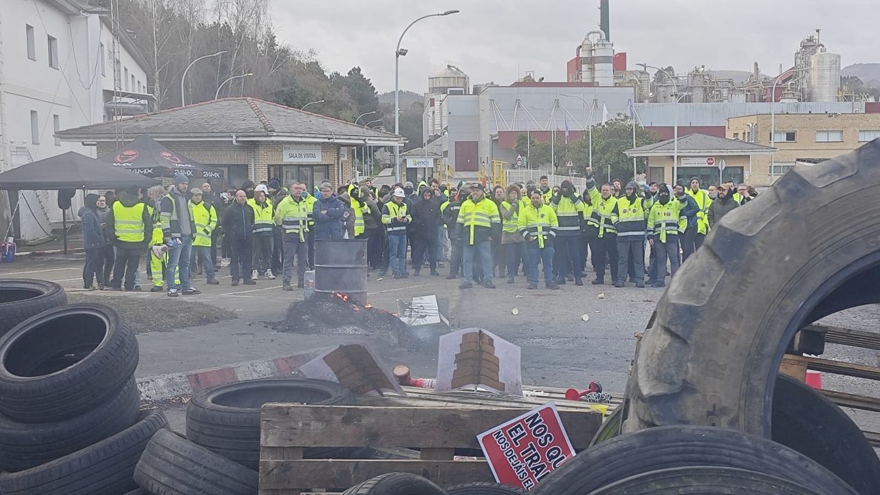 Antidisturbios protegen el acceso de directivos de la fábrica de Ence Navia en un ambiente de gran tensión