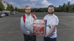Moncho Freire y Adri�n Mallo muestran en la explanada de Salgueiri�os el cartel de la Romer�a Picheleira. �A organizaci�n conf�a que esta primeira edici�n sexa o punto de partida dunha celebraci�n que poida medrar nos pr�ximos anos e converterse nunha cita habitual do calendario festivo compostel�n�, dicen los miembros de la Comisi�n de Festas Compostela.