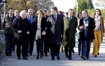 Feijoo recorre un tramo con los alcaldes del Camino.
