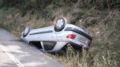El coche qued� volcado sobre la cuneta tras salirse de la calzada