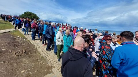 Cola de turistas la pasada Semana Santa esperando para acceder a la playa de As Catedrais