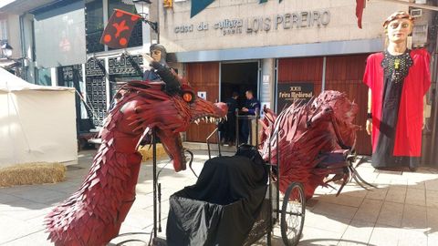 Una figura de drag�n que participa en los desfiles antes de su montaje 