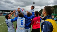 Canabal, autor del tanto que supuso la victoria y el ascenso, manteado por sus compa�eros tras el partido frente al Monta�eros
