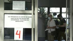 Cartel con protesta por la falta de mdicos en el centro de salud de Boiro.