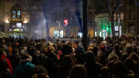 Los vecinos del barrio de Horta, en Barcelona, se concentraron en recuerdo de los dos menores fallecidos presuntamente a manos de su padre.