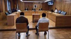 Los dos hermanos acusados de vender droga en Monforte de Lemos, sentados en el banquillo de los acusados de la Audiencia Provincial de Lugo. 