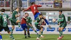 Un remate de Fito en el duelo del a�o pasado frente al Coruxo.