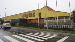 La antigua f�brica de Donuts a la entrada del pol�gono del Tambre fue adquirida por Saltoki