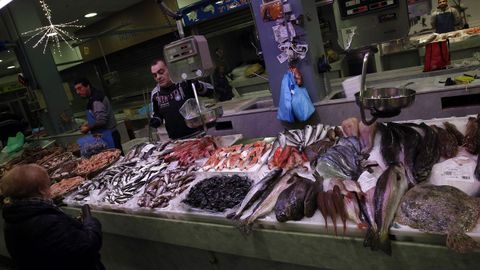 Venta de mariscos y pescados en Boiro.