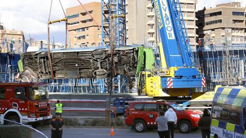 Retiran el autob�s que volc� en unas obras en Barcelona