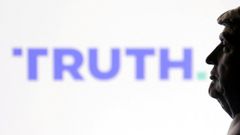 Donald Trump y el logo de su red social. Al presidente de Estados Unidos se le considera un gran difusor de noticias falsas
