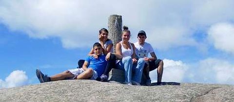 <span lang= es-es >La expedici�n</span>. Los cuatro j�venes que subieron al monte Pindo, en una foto que tomaron ellos mismos. De izquierda a derecha, Yonatan Antelo, Nuria Trillo, Noelia Rodr�guez y Kevin Beltr�n