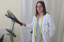 Sara Garc�a atiende a los vecinos de O Grove en el centro de salud de forma gratuita. 