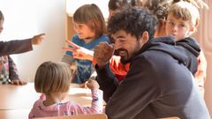 Negueira de Muiz reabre su escuela. Tras siete aos cerrado, el colegio de este concello de la montaa lucense ha retomado su actividad al contar con nueve alumnos