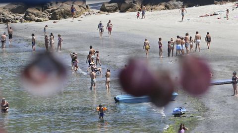 Playa de Aguete. Conchas de zamburias con inscripciones de loe turistas en O Rincn de Poty