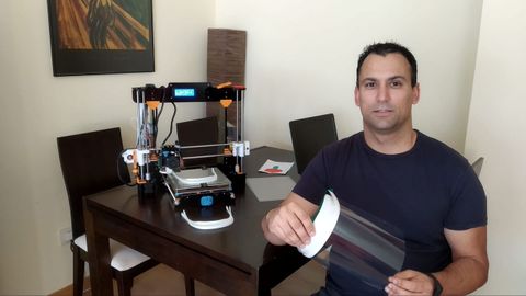Telmo L�pez, junto a su impresora 3D.