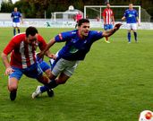 El cercedense Peloto, en una jugada con Mart�n Fern�ndez.