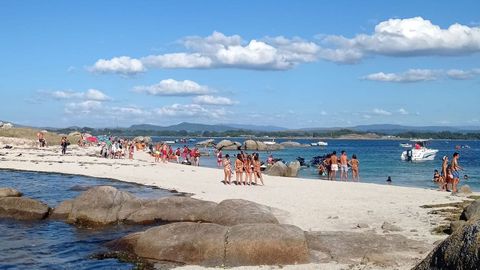 Baistas en el islote de Areoso, en una imagen de archivo