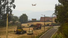 Operativo desplegado en A Canicouva este s�bado para atajar e� fuego, que se aproximaba a zonas habitadas