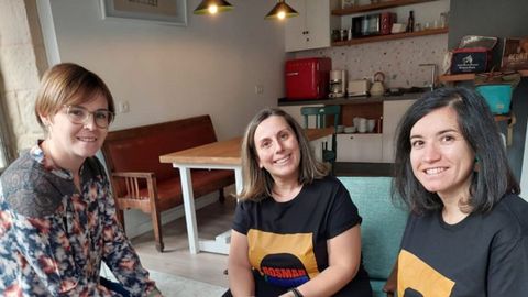 Merelas Iglesias, Teijeiro Veiga�e Darriba Garc�a son as impulsoras de Tecel�s da Terra, proxecto finalista nos Premios Luisa Villalta 2025.