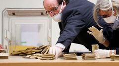 Elecciones municipales en Francia del pasado 15 de marzo, las �ltimas celebradas en Europa, con los miembros de las mesas con mascarillas y guantes