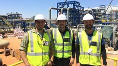 Juan Rodr�guez, Marco Aurelio Caama�o y Pablo da Riva en la planta termosolar de Upington, en Sud�frica