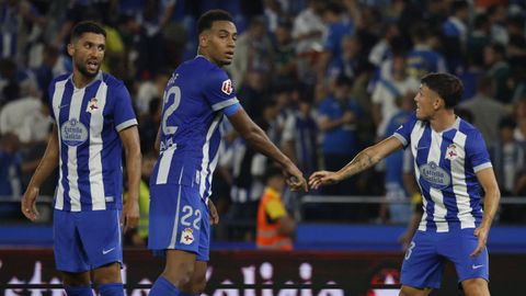 Zakaria, Bright Ede y Kevin S�nchez, durante el partido del Deportivo ante el Elche en Abanca Riazor.