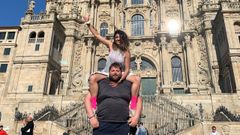 Paula Criado y Alberto Baltar posan ante la fachada de la catedral de Santiago