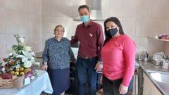 Asunci�n Rico, acompa�ada de miembros del gobierno de Foz, al cumplir 101 a�os