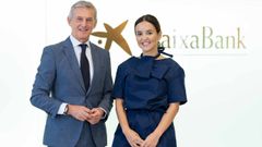 Juan Pedro Badiola, director territorial norte de CaixaBank, y Virginia Pozo