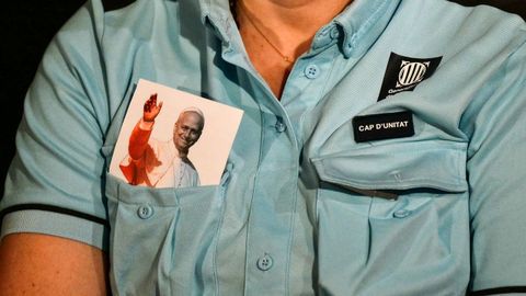 Un guardia de prisiones guarda una imagen del papa Le�n XIV en su bolsillo.