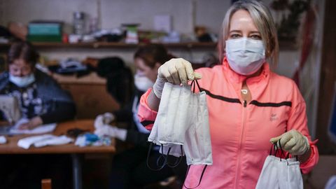 Teresa ha cedido su tienda de ropa como sede para recibir, lavar y distribuir las mascarillas.