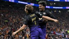 Lamine Yamal celebra con Ferm&iacute;n L&oacute;pez el segundo gol azulgrana.