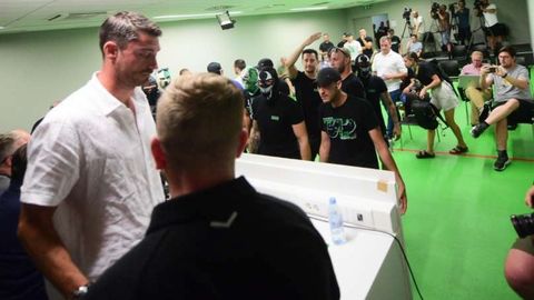 Imagen de los ultras en la sala, con Riera levant�ndose para abandonarla.