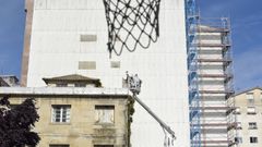 Operarios, este mi�rcoles, retirando la chimenea del tejado de la antigua casa de maestros del CEIP �lvarez Limeses de Pontevedra