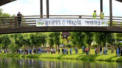 Los organizadores colgaron una pancarta sobre la pasarela que se quiere sustituir por un puente abierto al tr�fico