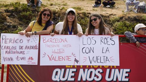 Pblico en la meta de La Vuelta de la Estacin de Montaa de Manzaneda.