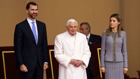 El prncipe Felipe y la princesa Letizia, recibiendo al papa Benedicto XVI a su llegada al aeropuerto de Lavacolla, en Santiago de Compostela, en noviembre del 2010.