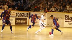 David Pazos, rodeado de jugadores azulgranas.