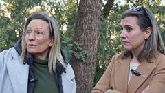 La portavoz socialista, a la izquierda, con la presidenta de la asociaci�n vecinal, Sara Cruz.