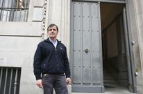O alcalde de Pontecesures, � porta da Audiencia Provincial na que se celebrou o xu�zo. 