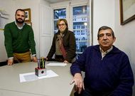 Bernardo Fern�ndez posa con los dos docentes encargados de las clases de refuerzo. 