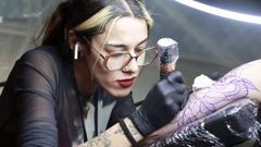 Unha tatuadora traballando