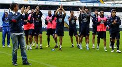 Los jugadores del Deportivo agradecen desde el c�sped la entrega de la afici�n.